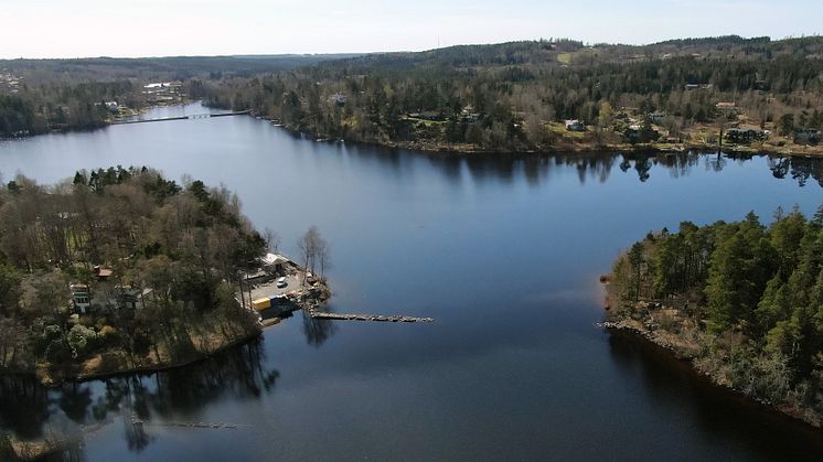 Västra Nedsjön är råvattentäkt för Hindås nya vattenverk som ska byggas uppe till vänster i bild. Foto: Härryda vatten och Avfall AB