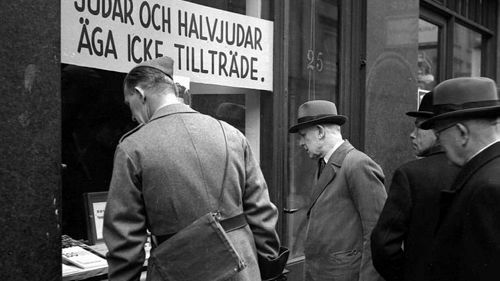 Bokhandlare Åbergs skyltfönster med antisemitisk propaganda, Stockholm 1941. Foto: Historisk Bildbyrå / Karl Sandels samling