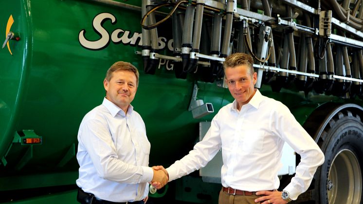 Svend Skov Olesen, exportchef för Samson tillsammans med Swedish Agro Machinerys vd Björn Pettersson.  Foto: Swedish Agro Machinery