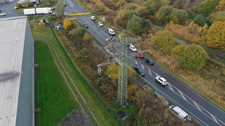 Isolatoren und Leiterseile werden gegen neue getauscht