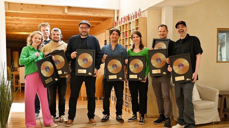 Drei Goldene Schallplatten für tonies: „Schlummerbande“ über 300.000 Mal verkauft