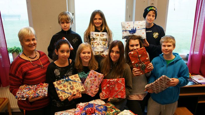 Elever samlar in julklappar till fattiga barn