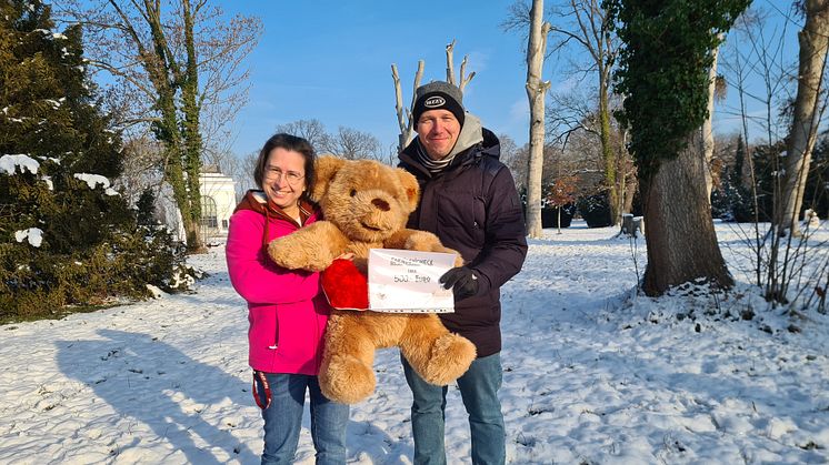 Strahlen in der Wintersonne: Kerstin Stadler von Bärenherz und Chris Bräutigam von "Wir Für Kids"