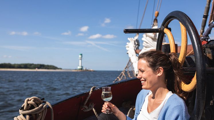 Auf einem Traditionssegler kann das bunte Treiben zur Segelparade, bei einem Schnuppertörn und beim Segelkino hautnah miterlebt werden.