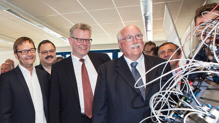 Foto: vorne v.r.n.l. Regierungspräsident Wilhelm Wenning, Bürgermeister Thomas Ebersberger und Bayernwerk-Vorstandsvorsitzender Reimund Gotzel