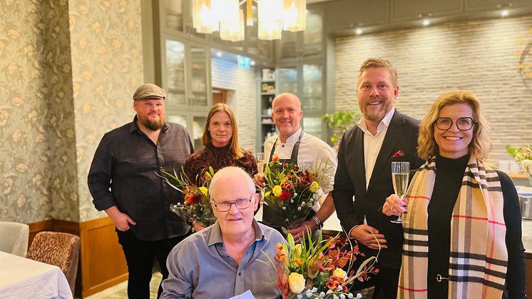 På bild från vänster: Robert Roos, ordförande kultur- och fritidsnämnden; Anna och Niklas Edgren, Egastronomi; Anders Tisell; Andreas Brorsson, kommunstyrelsens ordförande; Gabriella Mueller Prabin, kommundirektör.