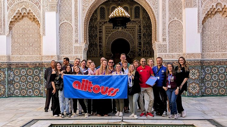 Besuch der ehemaligen Koranschule Ben Youssef in Marrakesch mit ihrer kunstvollen Architektur und den verzierten Innenhöfen.