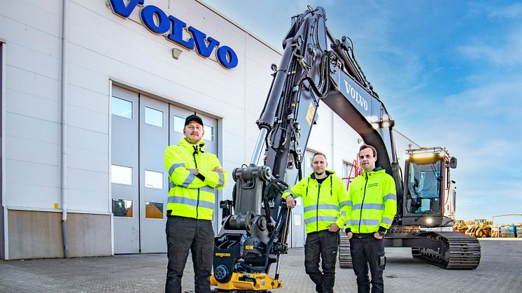 Von links: Elias Svensson (Mitinhaber von Tingsholmens Entreprenad), John Svensson (Mitinhaber von Tingsholmens Entreprenad) und Oscar Johansson (der die Maschine fahren wird)