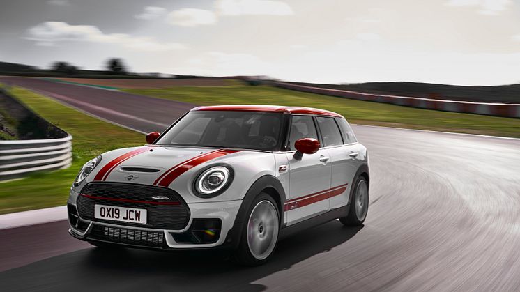 Lisää ruutia ja uutta urheilullista tekniikkaa: MINI John Cooper Works Clubman ja MINI John Cooper Works Countryman