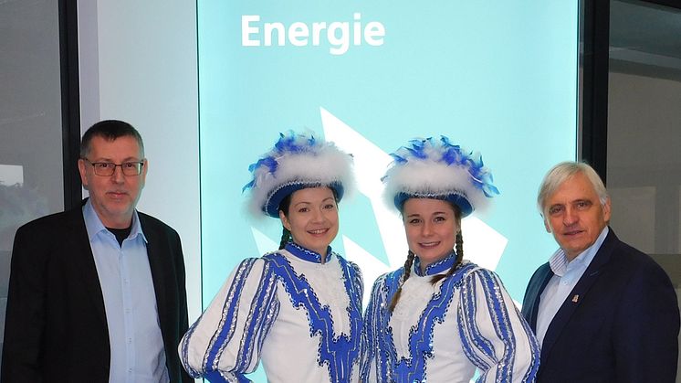 Freuen sich über die Unterstützung für die Heimatbühne Paderborn (v. l.): Rüdiger Hölscher, Kommunalreferent Westfalen Weser Netz, Katarina Nürmberger,Sarah Darsch und Peter Naunheim, Heimatbühne Paderborn.