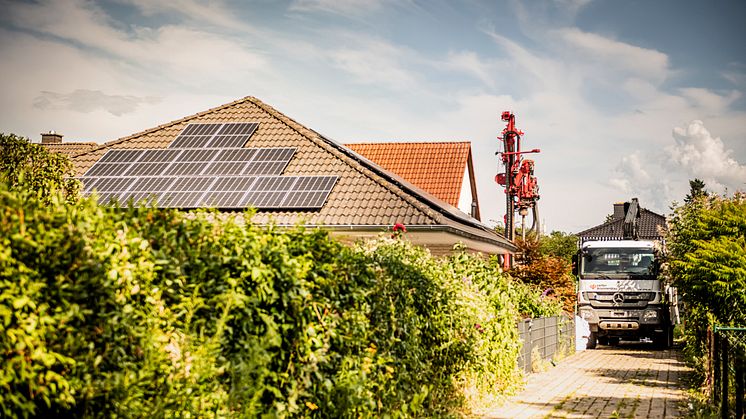 Austausch einer Gas-Heizung gegen eine NIBE Erdwärmepumpe auf einem engen Gartengrundstück