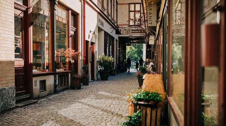 Oscar Jacobson fyller 120 år i år och firar det med att stärka sin närvaro i Göteborg med nyöppnade av hållbarhetsbutiken ”Sustain by Oscar Jacobson” i Wallenstams lokaler i Victoriapassagen mitt i kvarteret Victoria.