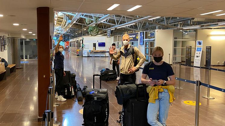 Ebba Andersson, Daniel Fåhraeus och Jonna Sundling på Östersunds flygplats.