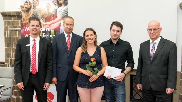 Alisa Schmid und Fabian Kießlich gemeinsam mit Landrat Stefan Loge (r.), dem MBS-Vorstandsvorsitzenden Andreas Schulz (2.v.l.) und dem Kämmerer der Hochschulstadt Wildau, Marc Anders (l.).