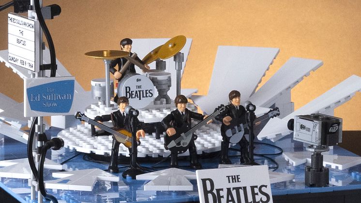 Das MEGA Showcase "Ladies & Gentlemen, The Beatles!" Construction Set erinntert an den historischen Auftritts der Beatles in der Ed Sullivan Show. 