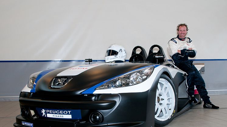 Lasse Spang Olsen vil tæmme løven - sidder bag rattet af Peugeot Spider til årets Grand Prix på Jyllands Ringen