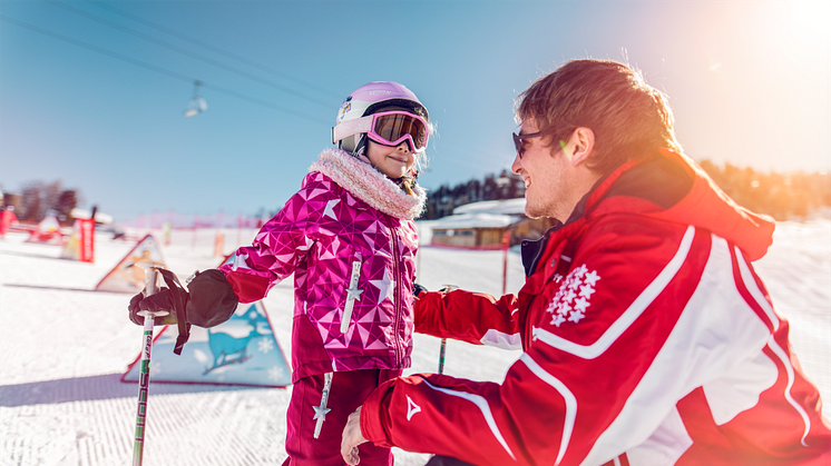 Vater und Tochter auf der Piste in Grächen, Wallis.