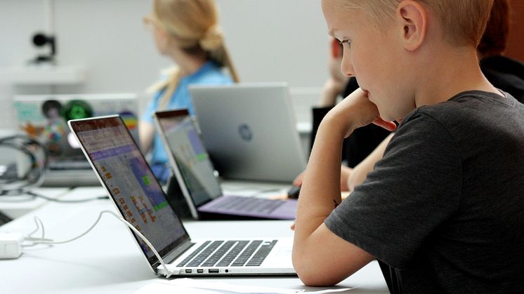 Göteborgs universitet och Hello World! i unikt samarbete och erbjuder kurs i programmering för lärare i grundskolan