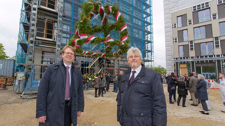 Dr. Bernd Hochberger, Vorstandsmitglied der Stadtsparkasse, feiert zusammen mit Stadtrat Hans Kaplan Richtfest in Fürstenried-Ost für 84 neue Wohnungen, ein Ärztehaus und Supermarkt in der Winterthurerstraße.