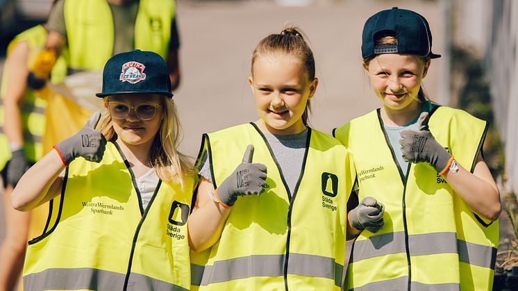 Tjejerna från Arvika Hockey Club är med och plockar skräp i år igen!