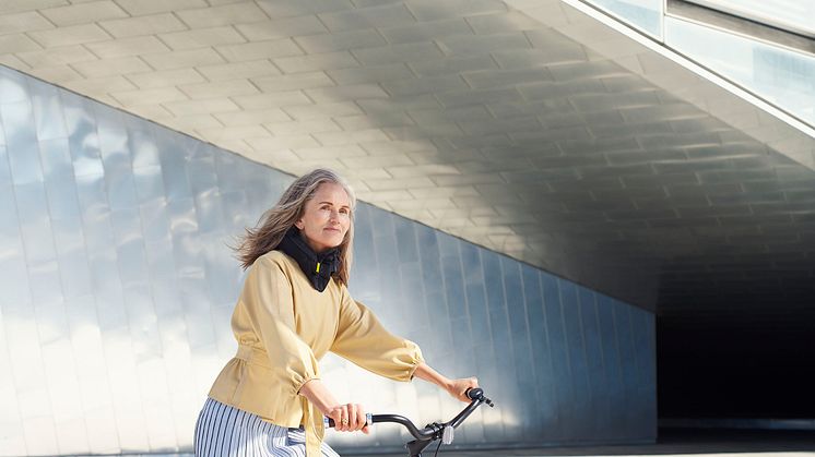 Der Airbag-Fahrradhelm Hövding 3 ist eine beliebte Wahl für Radfahrer, die bisher noch keinen Fahrradhelm benutzt haben.