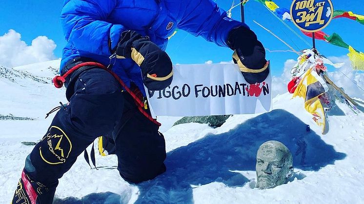 Måns Möller når toppen av Peak Lenin 7134 m för autismmedvetenhet
