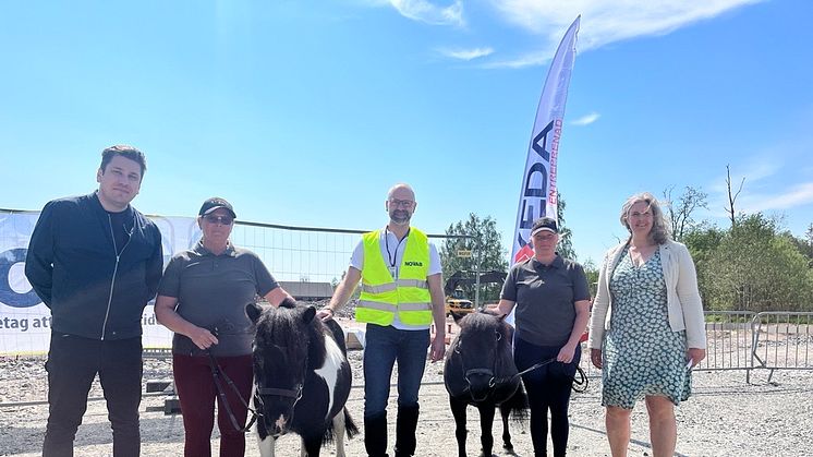 Från vänster: Robert Halvarsson (MP), Lotta Skoog och Tintin från Färjestads ridklubb, Anders Klang från Novab, Sari Henriksson och Mynta från Färjestads ridklubb och Monika Bubholz (MP).