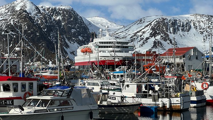 MS Nordkapp til kai i Honningsvåg. Nordkapptrappa, ikke langt fra Hurtigrutekaia i Honningsvåg, er blant prosjektene som tidligere har fått støtte fra Hurtigruten Foundation.