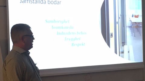 Mathias Boström informerar om Ramirents genusneutrala bodar.