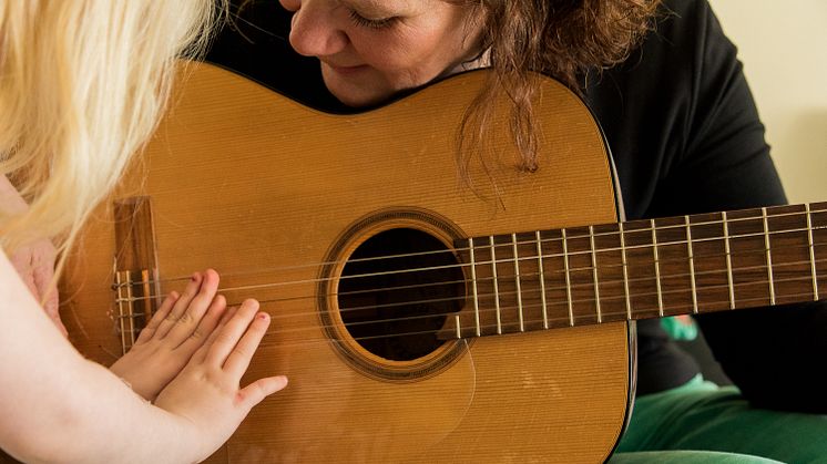 H.M. Drottning Silvias stiftelse ger stöd till  musikterapi för barn och ungdomar 