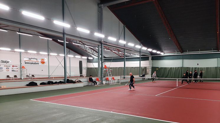 Katrineholms kommun belyser Sportcentrums tennisbanor med LED-limpan