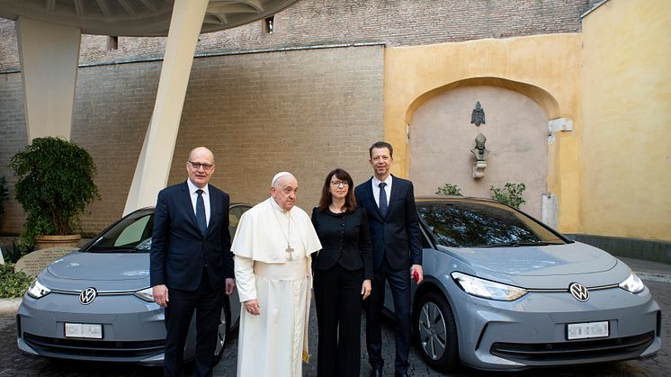 Elbilsöverlämning i Vatikanstaten (från vänster): Marcus Osegowitsch, Påve Franciskus, Imelda Labbé, Christian Dahlheim.