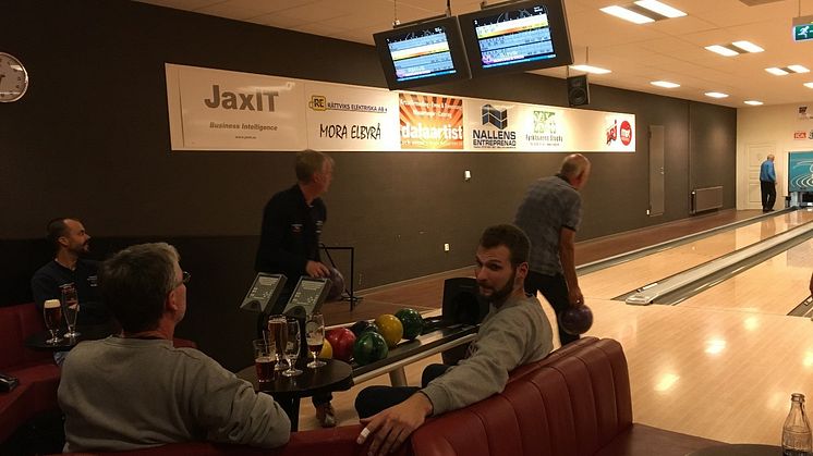 Vinnaren heter Olle Gruvris bilverkstad på 369 poäng. Du måste kunna lite bowling för att fatta...det är alltså ett bra resultat.