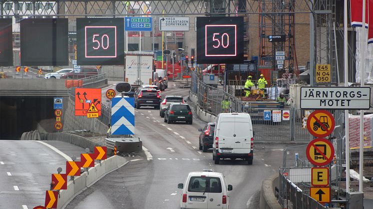 Den 25 mars 2021 stängs högersvängen mot Järntorget i Järntorgsmotet för trafiken på Oscarsleden västerifrån. Foto: Trafik Göteborg
