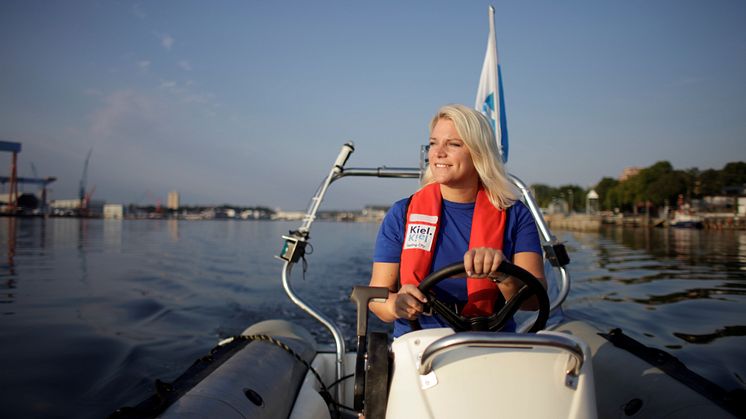 Für Pressevertreter stehen Motorboote zur Verfügung, um dichter an den Segelkindern auf dem Wasser zu sein