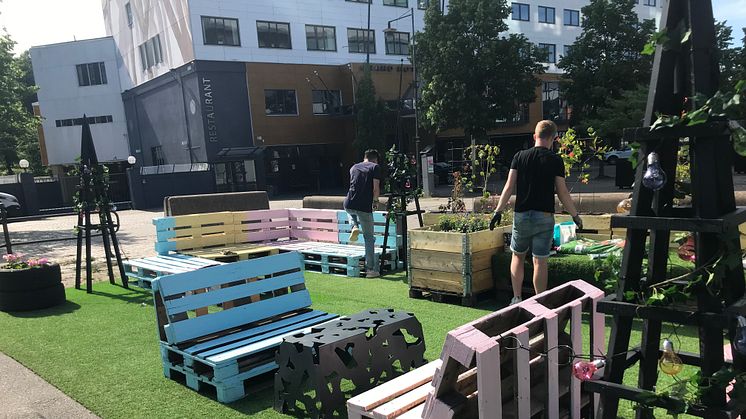 Unga kommunutvecklare jobbar med parken