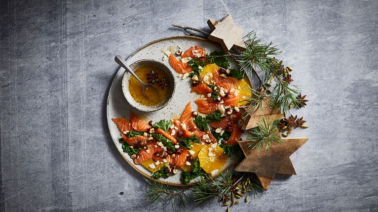 Danskerne elsker laks til jul, men tøver med selv at lave det. Nu giver tidligere Nomakok sine råd til, hvordan du tjekker friskheden og gør laksen til det sexede indslag på julebordet på nem og overskuelig vis. Foto: SALMA®