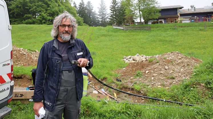 In Samerberg hat die Bayernwerk Netz vergangene Woche Transformatorenstationen im Berggebiet des Hochries erneuert. Servicetechniker Richard Nachbar zeigt das eingesetzte Erdkabel, mit dem die Transformatorenstation angeschlossen wird.