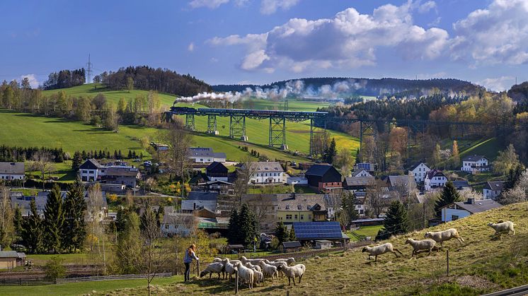 Erzgebirgische Aussichtsbahn auf dem Markersbacher Eisenbahnviadukt ©TVE_Uwe_Meinhold.jpg