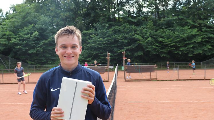 En heldig og glad vinder af valg-iPaden, blev overrasket til tennistræning.