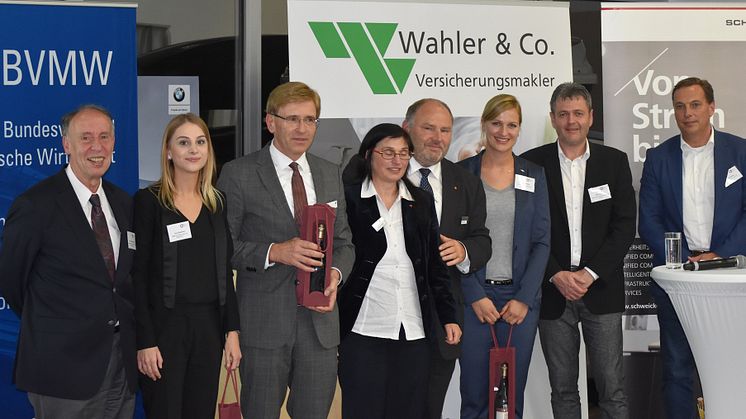 (v.li.): Prof. Dr. Michael Nagy, Laura Grasmeier, Klaus Schmidt, Gertrud Hilser, Josef Stumpf, Katharina Schäfer, Peter Speicher, Uwe Brand. 