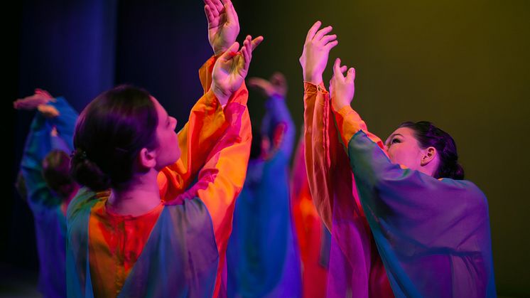 Goetheanum Eurythmy Ensemble: ‘Leuchtfäden’ (Rays of Light) (Photo: Katrin Oesteroth)