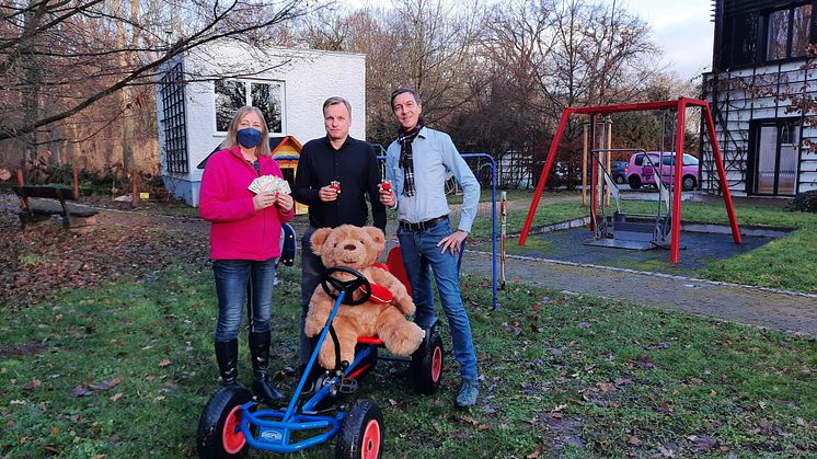 1.500 Euro übergaben Robert Kudraß (rechts) und Dirk Wappler (mitte) am 3. Januar an Elvira Wegner vom Kinderhospiz Bärenherz