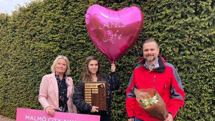 Felicia Jacobsen från Malmö Citysamverkan (mitten) delar ut priser i Malmö City Awards tillsammans med Anna Morin och Jannik Hansen från huvudpartners Sydsvenskan Lokaltidningen.