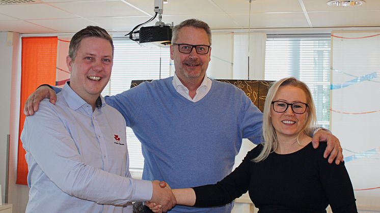 Båda partner ser mycket fram emot etableringen av Powered by Kramp hos MaskinGruppen i Eslöv. Från vänster Pär-Ola Jansson från MaskinGruppen, Anders Carlson, VD på Kramp, och Lena Tevin, Retail Concept Specialist på Kramp.