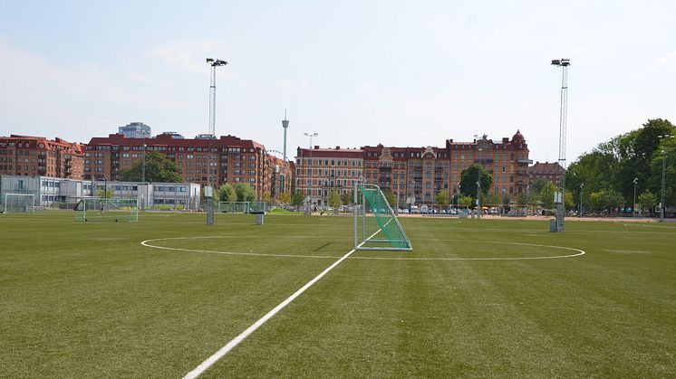 ​​Intensivt arbete för att få Hedens bollplaner i spelbart skick igen