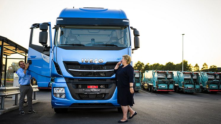 Statsminister Erna Solberg ankom standsmessig i en Iveco Stralis NP