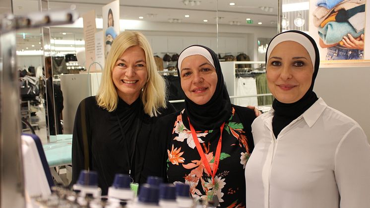 Heléne Blennermark Zendegani, Najah Khodr och Dina Chebbo i H&Ms syateljé i Nordstan.