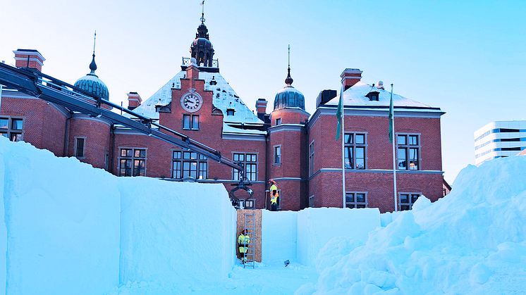 Olov Martling och Sofia Morén, parkdrift på Gator och parker, kämpar på med att bygga snöborgen i 20 minusgrader.