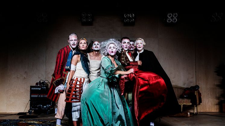 Gustav Berg, Sophie Augot, Jernej Bizjak, Emma Mehonic, Einar Bredefeldt, Javier Perez Perez och Karin Li Körsbärsdal medverkar i Drottningens juvelsmycke (Sasha Becker och Annika Kofoed saknas på bilden). Foto: Emmalisa Pauly. 